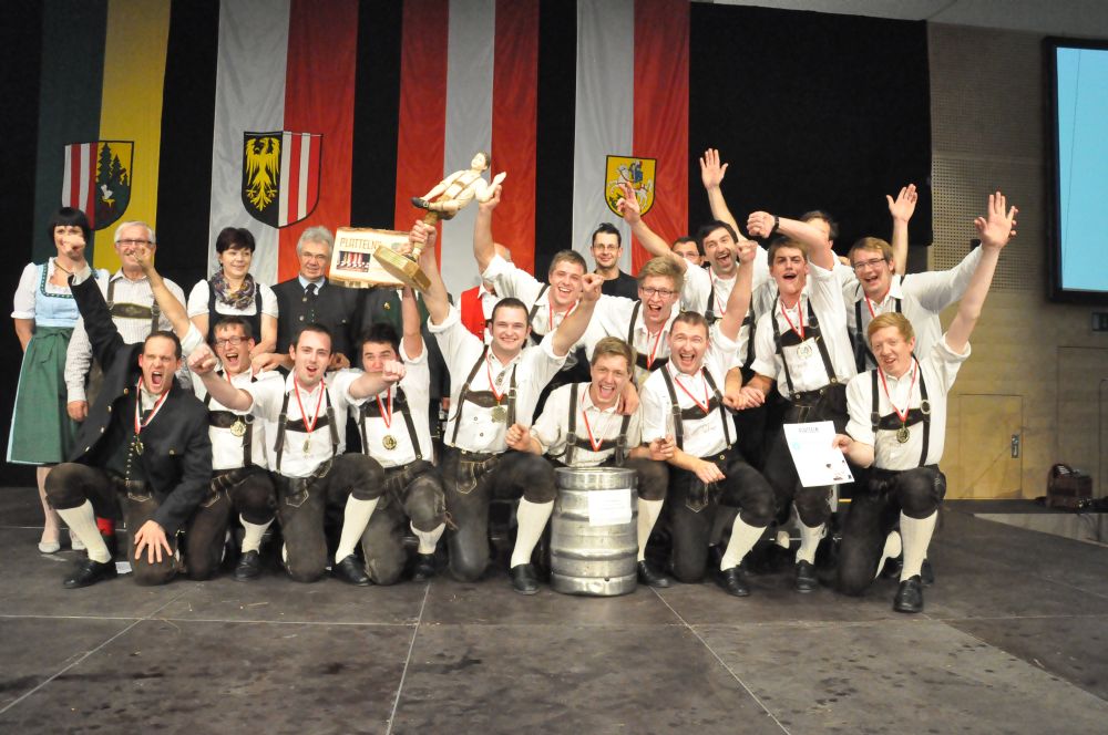 Die Rieder Ledasoinbuam bejubeln ihren Sieg beim Plattlerbewerb 2012